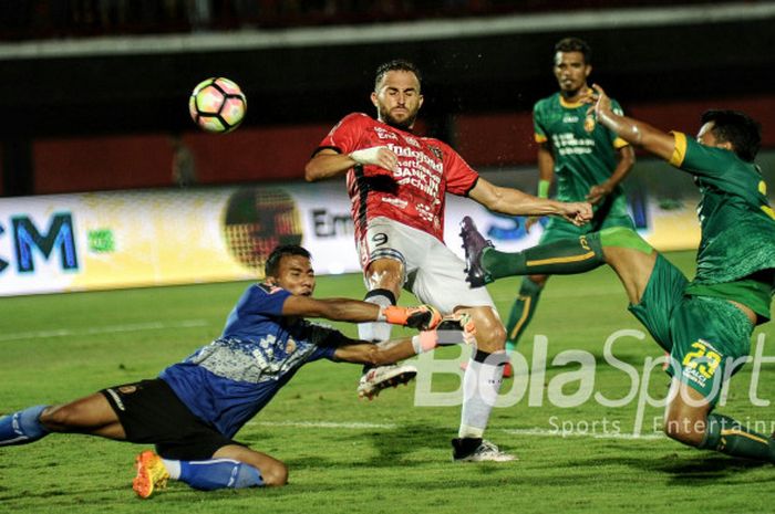 Aksi penyerang Bali United, Ilija Spasojevic, dalam pertandingan semifinal kedua Piala Presiden 2018 melawan Sriwjaya FC di Stadion Kapten I Wayan Dipta, Rabu (14/2/2018). 