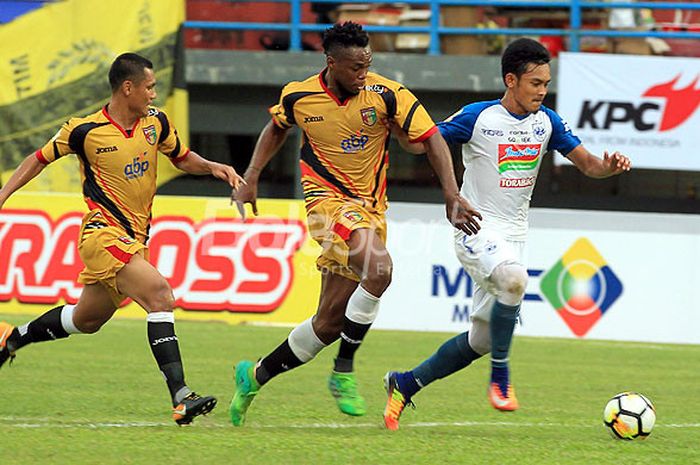 Aksi pemain PSIS Semarang, Bayu Nugroho (kanan), saat menggiring bola dalam lanjutan babak penyisihan Grup A Piala Gubernur Kaltim antara Mitra Kukar melawan PSIS Semarang yang berakhir dengan skor 3-1 di Stadion Segiri Samarinda, Kalimantan Timur, Minggu (25/02/2018) sore.