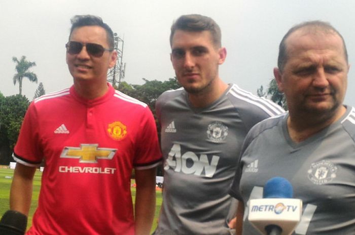 Pelatih Manchester United Soccer School, Billy Miller (kanan) dan Daniel Barber (tengah) bersama Chief Marketing Officer Danamon, Toni Darusman, di sela-sela acara Danamon Red Match di Lapangan Sepak Bola Pertamina Simprug, Jakarta Selatan, pada Sabtu (12/8/2017).