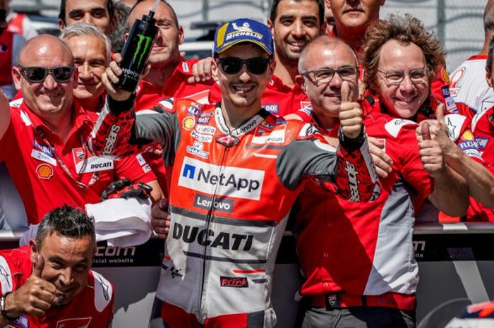 Pebalap Ducati, Jorge Lorenzo, merayakan keberhasilannya mendapat posisi start kedua pada kualifikasi MotoGP Italia di Sirkuit Mugello, Italia, Sabtu (2/6/2018).