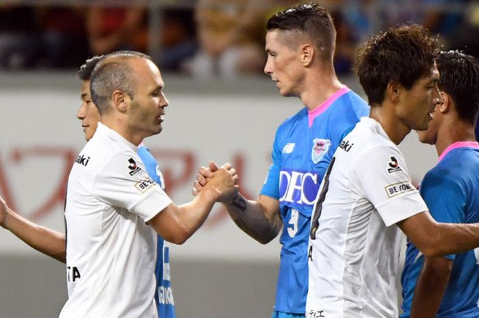 Jabat tangan dua pemain Spanyol, Fernando Torres dari Sagan Tosu, dan Andres Iniesta (kiri) dari Vissel Kobe seusai laga perempat final Emperor's Cup 2018 di Stadion Best Amenity, 22 Agustus 2018. 