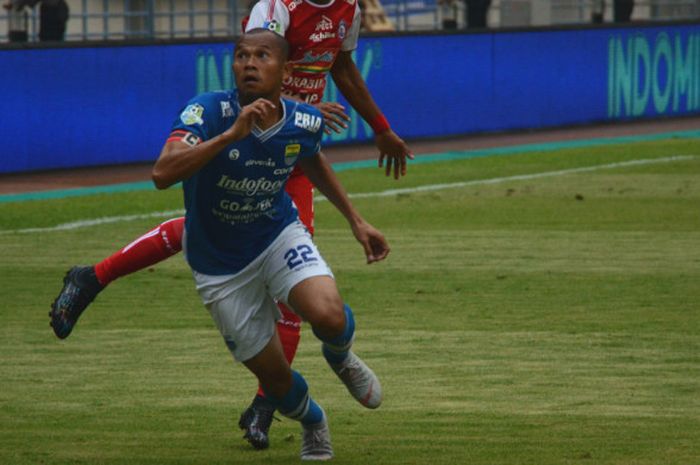 Kapten Persib Bandung, Supradi Nasir  saat melawan Arema di Stadion Gelora Bandung Lautan Api, Kamis (13/9/2018) pada Liga 1 2018 pekan ke-21.