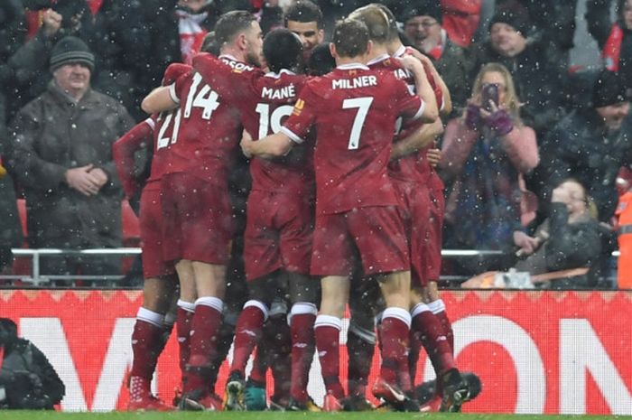 Pemain Liverpool berkerumun untuk merayakan selebrasi setelah Mohamed Salah mencetak gol ke gawang Everton di Stadion Anfield, Minggu (10/12/2017) waktu setempat.