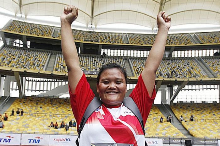 Atlet tolak peluru Indonesia, Suparni Yati, berpose setelah memastikan medali emas dari nomor F20 putri pada ASEAN Para Games 2017 yang berlangsung di Stadion Bukit Jalil, Kuala Lumpur, Rabu (20/9/2017).