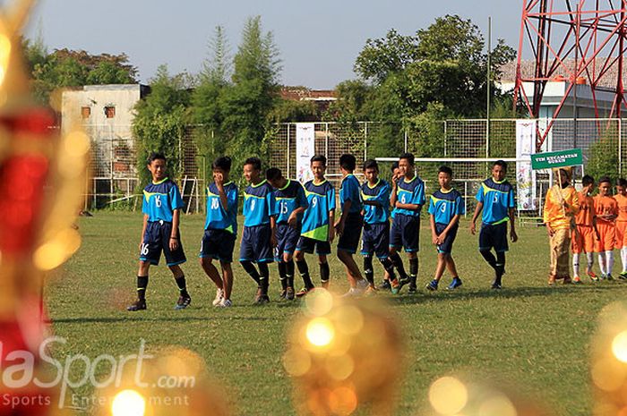 Tim peserta turnamen sepak bola usia dini tingkat Sekolah Menengah Pertama Gala Siswa 2018 memasuki lapangan dalam acara pembukaan yang dihadiri Menteri Pendidikan dan Kebudayaan, Muhadjir Effendy, dan Menteri Koordinator Bidang Pembangunan Manusia dan Kebudayaan, Puan Maharani, Brand Ambasador Indra Sjafri di lapangan ASIFA Malang, Jawa Timur, Sabtu (12/05/2018) pagi.