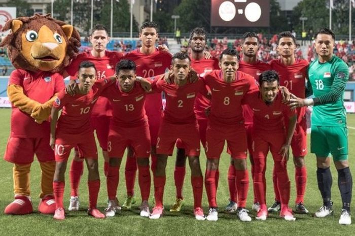  Para pemain timnas Singapura sebelum menjamu Taiwan pada laga Grup E kualifikasi Piala Asia 2019 di Stadion Jalan Besar, Sabtu (10/6/2017) malam. 