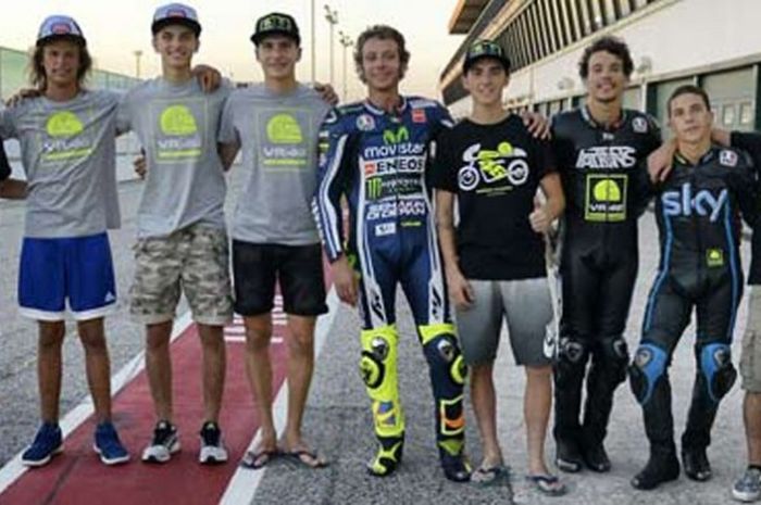  Pebalap Movistar Yamaha, Valentino Rossi berpose dengan murid binaanya di VR46 Acedemy, Desember 2015 