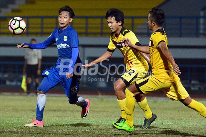 Penyerang Persib U-19, Beckham Putra Nugraha (kiri), dikawal ketat dua pemain Barito Putra U-19 dalam laga 8 besar Liga 1 U-19 di Stadion Arcamanik, Kota Bandung, Minggu (22/10/2017) malam.