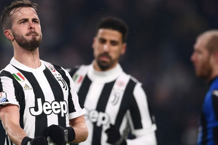 Selebrasi gelandang Juventus, Miralem Pjanic (kiri), seusai berhasil mengeksekusi tendangan penalti ke gawang Atalanta dalam laga leg 2 semifinal Coppa Italia 2017-2018 di Juventus Stadium, Turin, Italia, pada Rabu (28/2/2018).