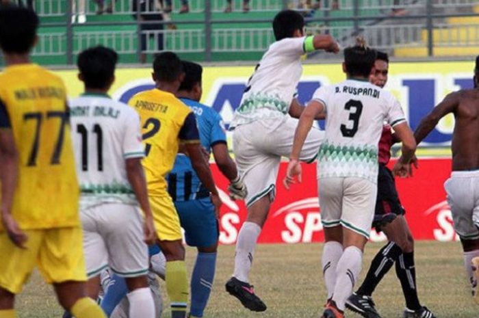 Para pemain Persiwa Wamena yang tidak terima keputusan wasit, mengejar dan lantas memukul wasit Abdul Razak.