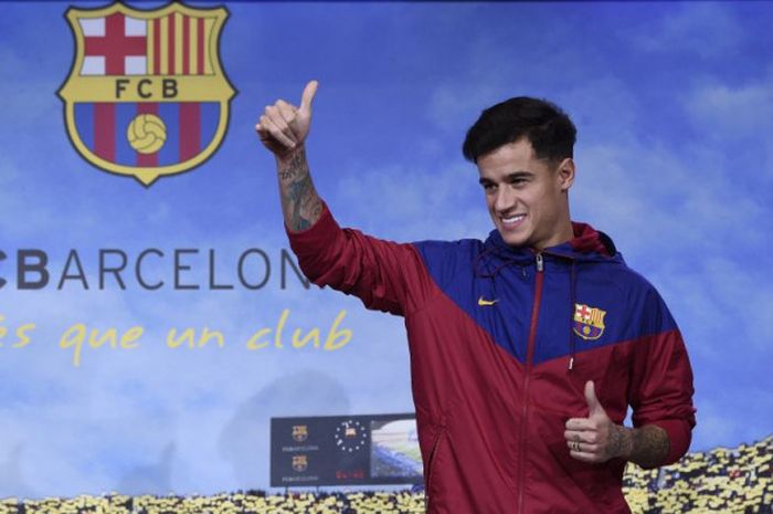 Gelandang baru FC Barcelona, Philippe Coutinho, memberikan jempol pada acara presentasi kepada pers di Barcelona, Spanyol, seusai menuntaskan transfer dari Liverpool pada Minggu (7/1/2018).