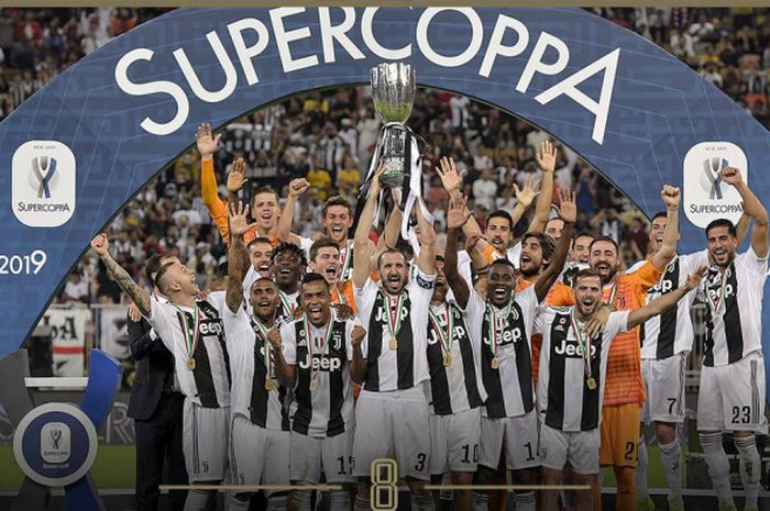 Para pemain Juventus merayakan keberhasilan  menjuarai Piala Super Italia seusai mengalahkan AC Milan di Stadion King Abdullah Sports City, Jeddah, Rabu (16/1/2019).