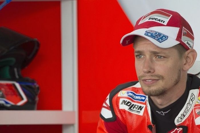 Pebalap penguji Ducati asal Australia, Casey Stoner, sedang berada di garasi saat sedang menjalani tes pramusim pertama MotoGP di Sirkuit Sepang, Malaysia, 2 Februari 2016.