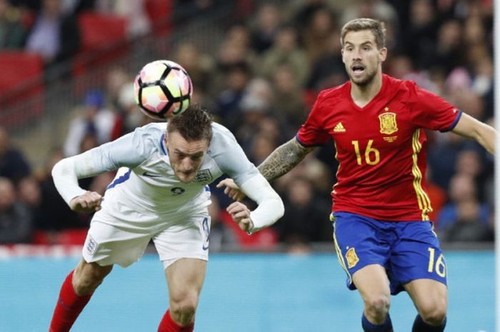 Aksi Inigo Martinez (kanan) dalam partai timnas Spanyol lawan Inggris di Wembley, London, 15 November 2016.