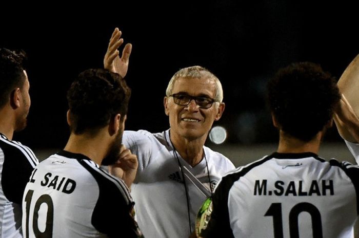 Pelatih Mesir, Hector Cuper, berbicara kepada anak-anak asuhnya dalam sesi latihan di Libreville, Gabon pada 31 Januari 2017.