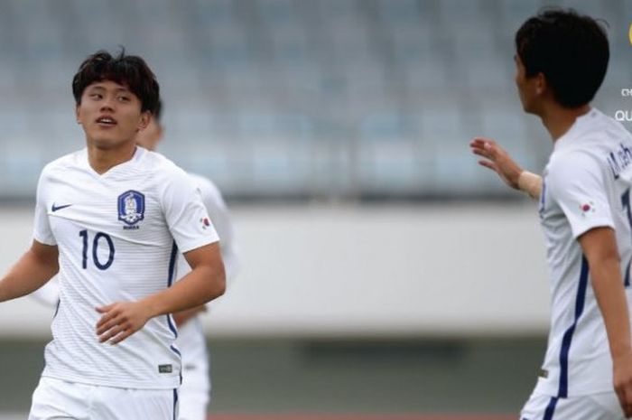 Duo pemain timnas U-19 Korsel, Cho Young-wook (kiri) dan Lim Jae-hyeon pada laga lawan timnas U-19 Brunei pada laga Grup F Kualifikasi Piala Asia U-19 2018 di Stadion Paju, Kamis (2/11/2017). 