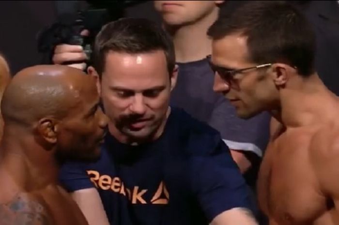 Suasana tegang antara Yoel Romero (kiri) dan Luke Rockhold (kanan) saat keduanya bertemu pada sesi timbang badan jelang UFC 221.