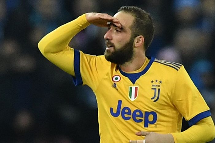 Striker Juventus, Gonzalo Higuain, merayakan gol yang dia cetak ke gawang Napoli dalam laga Liga Italia di Stadion San Paolo, Naples, pada 1 Desember 2017.