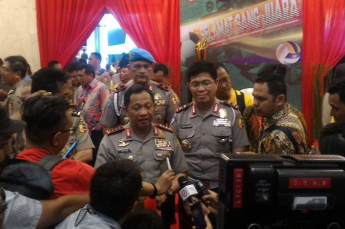 Kepala Kepolisian Negara Republik Indonesia (Kapolri), Tito Karnavian (kiri), bersama CEO Bhayangkara FC, Irjen Pol Royke Lumowa, dalam acara syukuran di Auditorium Mutiara, Perguruan Tinggi Ilmu Kepolisian, Kebayoran Baru, Jakarta Selatan, pada Selasa (12/12/2017).