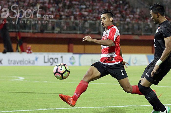 Aksi bek Madura United, Guntur Ariyadi, saat menggiring bola melewati pemain Persija dalam laga pekan ke-21 Liga 1 di Stadion Gelora Ratu Pamellingan Pamekasan, Jawa Timur, Senin (21/08/2017) malam.