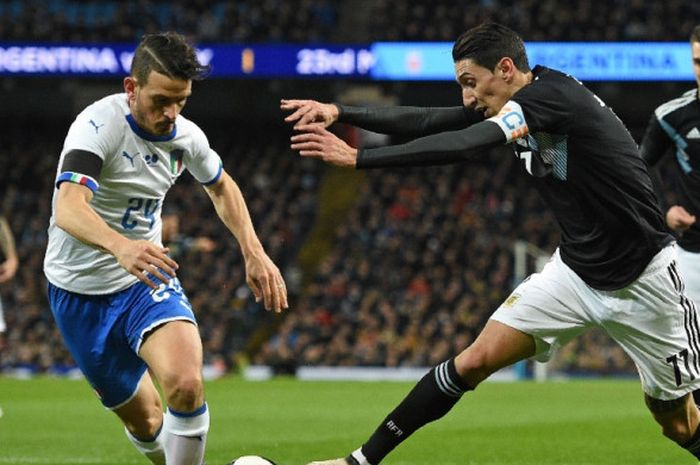 Bek Italia, Alessandro Florenzi (kedua dari kiri), berduel dengan gelandang Argentina, Angel Di Maria, dalam laga persahabatan di Stadion Etihad, Manchester, Inggris, pada 23 Maret 2018.