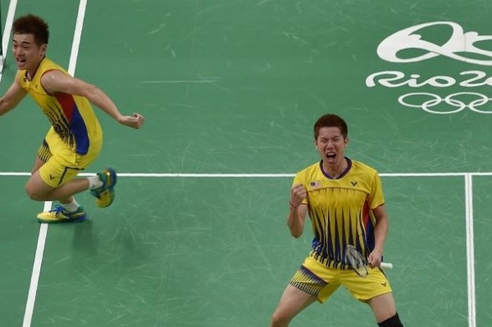 Pasangan ganda putra Malaysia, Goh V Shem/Tan Wee Kiong, berekspresi setelah memastikan diri lolos ke final Olimpiade Rio 2016 setelah mengalahkan Chai Biao/Hong Wei (China) 21-18, 12-21, 21-17,pada laga yang berlangsung di Riocentro-Pavilion 4, Selasa (16/8/2016).