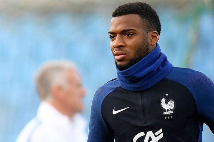 Gelandang timnas Prancis, Thomas Lemar, melakukan pemanasan dalam sesi latihan di Stadion Josy Bartel, Luksemburg, (24/3/2016), menjelang laga Kualifikasi Piala Dunia 2018 melawan Luksemburg.