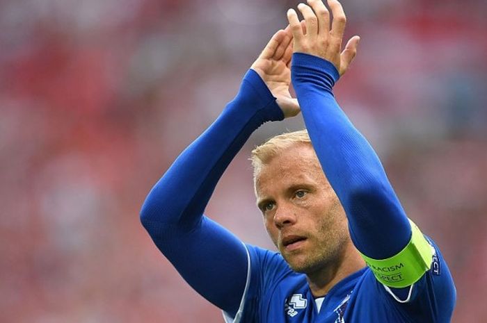 Pemain tim nasional Islandia, Eidur Gudjohnsen, memberikan applause kepada fans negaranya usai pertandingan Grup F Piala Eropa 2016 menghadapi Hungaria di Stade Velodrome, Marseille, Prancis, pada 18 Juni 2016.