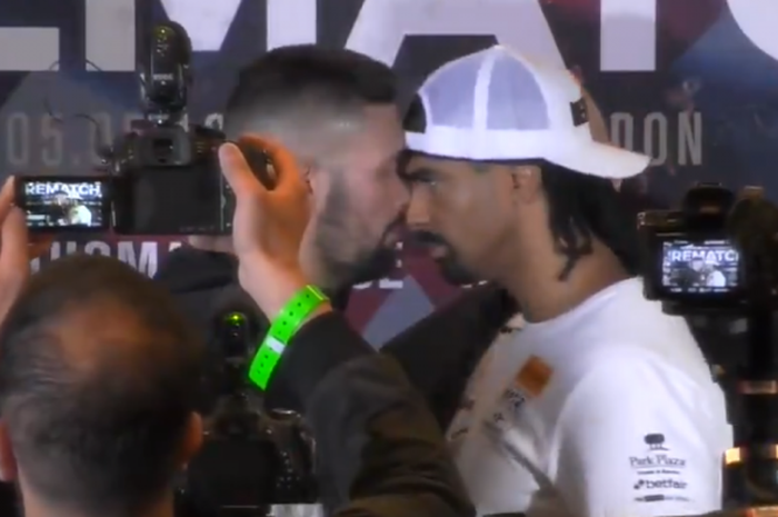 Dua petinju kelas berat Inggris, Tony Bellew (kiri) dan David Haye (kanan), saling bertatap muka dengan emosi saat konferensi pers pada Kamis (3/5/2018).