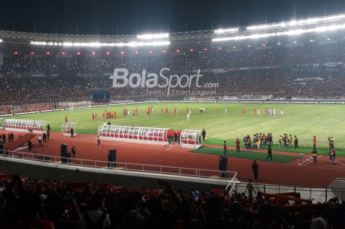 Suasana akhir pertandingan final Piala Presiden 2018 antara Persija Jakarta dan Bali United  di Stadion Utama Gelora Bung Karno, Jakarta, Sabtu (17/2/2018).  