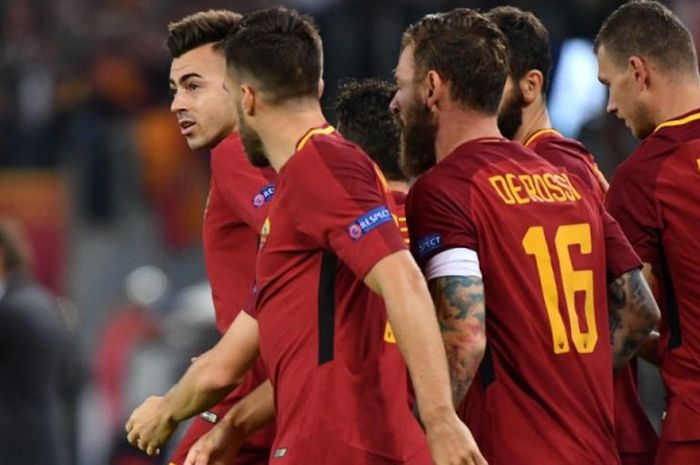 Penyerang AS Roma, Stephan El Shaarawy (kiri), merayakan gol ke gawang Chelsea bersama rekannya dalam partai Liga Champions di Stadion Olimpico, Roma, 31 Oktober 2017.