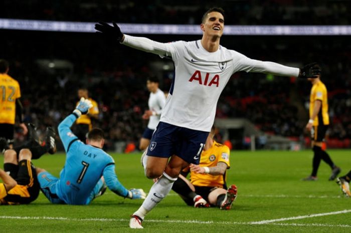 Gelandang Tottenham Hotspur, Erik Lamela, merayakan gol yang dia cetak ke gawang Newport County dalam laga ulangan babak keempat Piala FA di Stadion Wembley, London, Inggris, pada 7 Februari 2018.