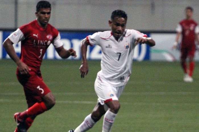 Gelandang Persija Jakarta, Ramdani Lestaluhu, saat dikawal pemain Home United di Stadion Jalan Besar, Singapura, Selasa (8/5/2018)