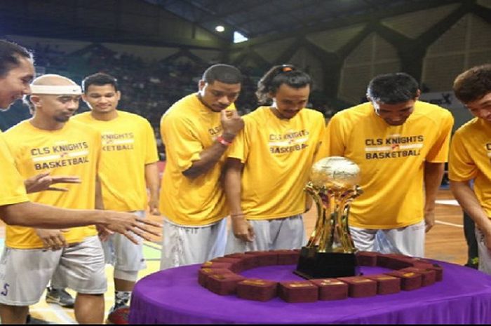 Momen CLS Knights Surabaya saat menerima piala dan cincin juara IBL 2016.