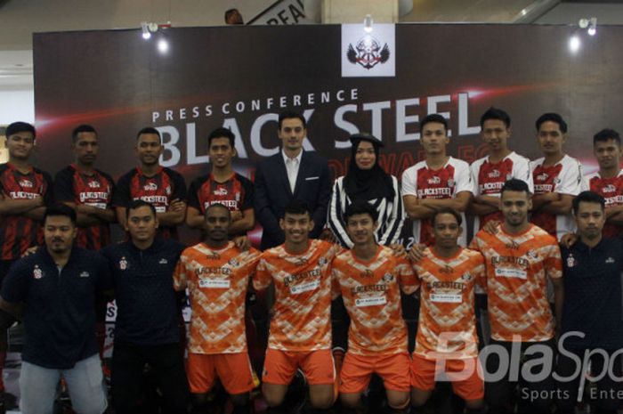 Tim futsal Black Steel Manokwari berfoto bersama.