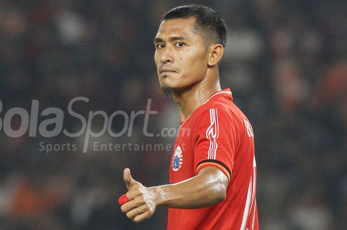 Aksi Rudi Widodo pada pertandingan penyishan Grup H Piala AFC 2018 melawan Tampines Rovers di Stadion Gelora Bung Karno, Jakarta.