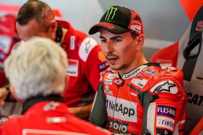 Jorge Lorenzo saat berdikusi dengan kru tim Ducati pada hari pertama gelaran MotoGP Austria 2018 Jumat (30/6/2018).  