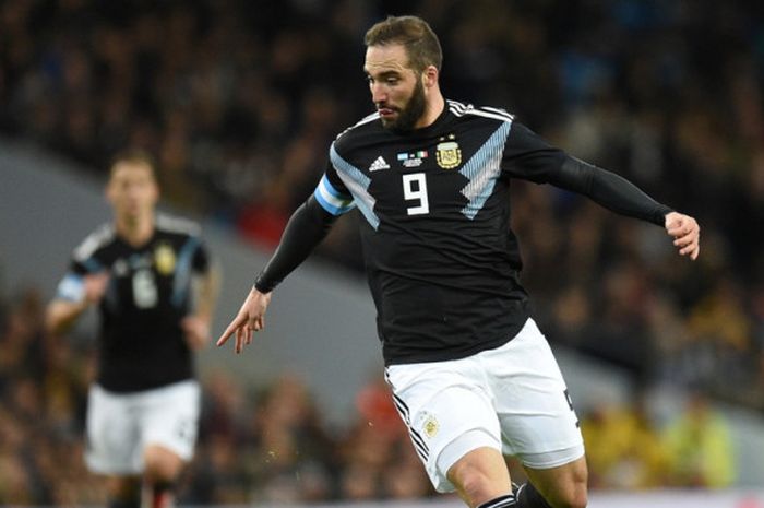  Striker Argentina, Gonzalo Higuain, berlari dalam laga persahabatan kontra Italia di Stadion Etihad, Manchester, Inggris, pada 23 Maret 2018. 