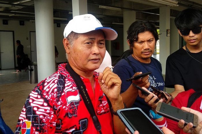 Pelatih Kepala Tim Nasional Panahan Indonesia, Denny Trisyanto, berbicara kepada awak media pada sela latihan tim asuhannya, di Lapangan Panahan GBK, Senayan, Jakarta, Senin (4/6/2018).