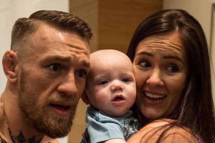 Conor McGregor, Jack, dan Dee Devlin berpose bersama.