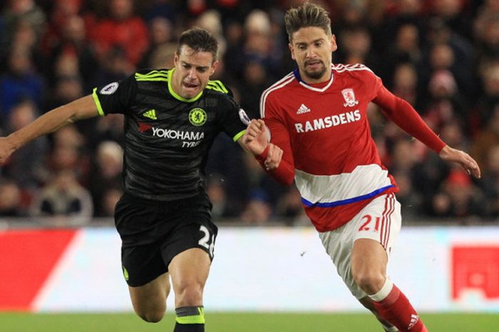 Gelandang Middlesbrough, Gaston Ramirez (kanan), berduel dengan bek Chelsea, Cesar Azpilicueta, dalam pertandingan Liga Inggris 2016-2017 di Stadion Riverside, Middlesbrough, Inggris, pada 20 November 2016.