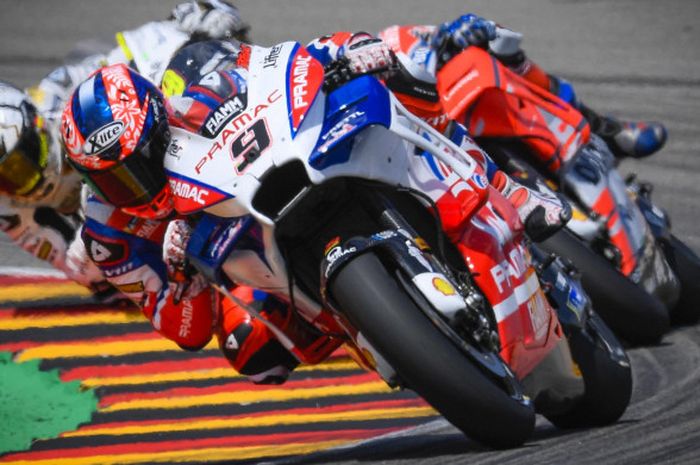 Danilo Petrucci berduel dengan Jorge Lorenzo dan Alvaro Bautista saat balapan MotoGP Jerman di Sirkuit Sachsenring, Jerman, Minggu (15/7/2018).