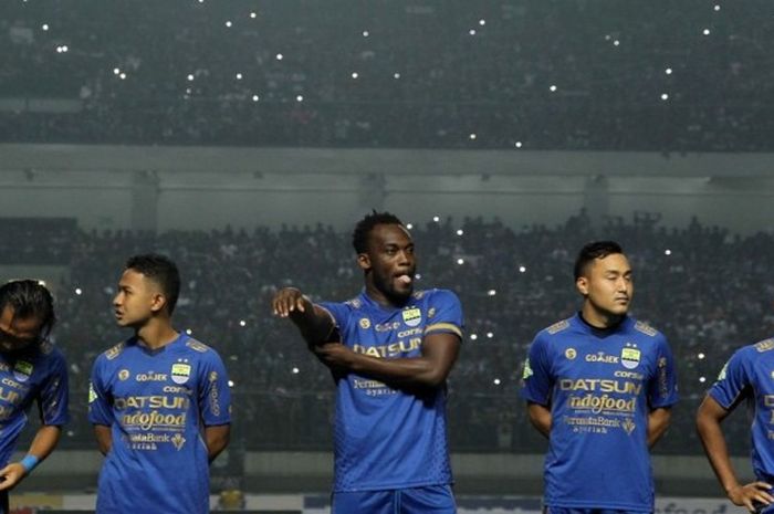   Gelandang Persib Bandung, Michael Essien (tengah), menjelang sepak mula partai pembuka Liga 1 melawan Arema FC di Stadion Gelora Bandung Lautan Api, Bandung, 15 April 2017.  