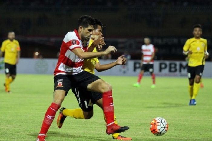 Aksi pemain Madura United, Fabiano, dalam laga perdana Grup E Piala Presiden 2017 melawan Semen Padang yang berakhir dengan skor 0-1 di Stadion Gelora Ratu Pamelingan Pamekasan, Jawa Timur, (08/02/2017).