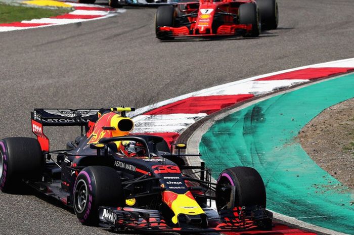 Max Verstappen (#33) saat bersaing dengan Kimi Raikkonen (#7) pada sesi balapan F1 GP China 2018 yang berlangsung pada Minggu (15/4/2018).