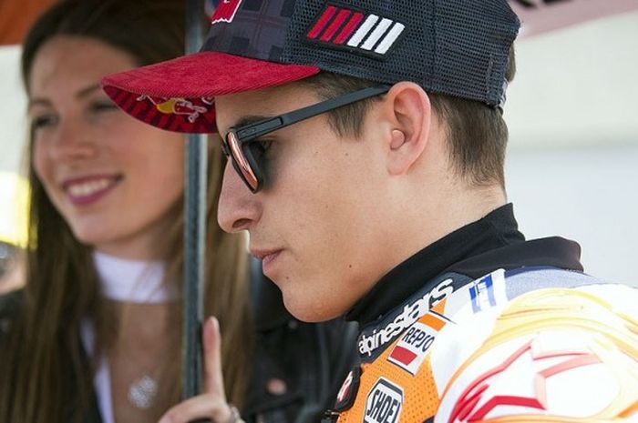 Pebalap tim Repsol Honda, Marc Marquez, berkonsentrasi menjelang dimulainya lomba MotoGP Prancis  di Sirkuit Le Mans, (21/5/2017). 