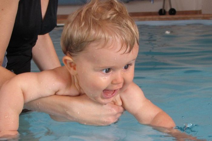Adik bayi yang usianya di atas enam bulan boleh berenang.