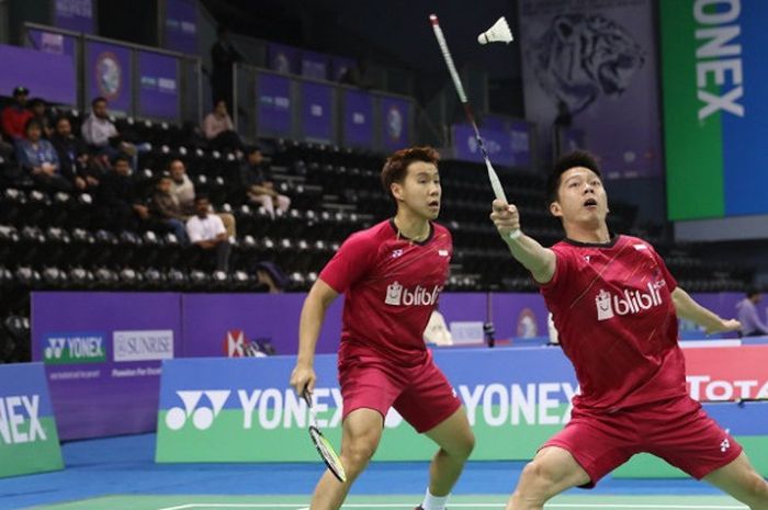 Pasangan ganda putra Indonesia, Marcus Fernaldi Gideon/Kevin Sanjaya Sukamuljo, mengembalikan kok ke arah Tinn Isriyanet/Kittisak Namdash (Thailand) pada laga babak kedua yang berlangsung di Siri Fort Indoor Stadium, Kamis (1/2/2018).