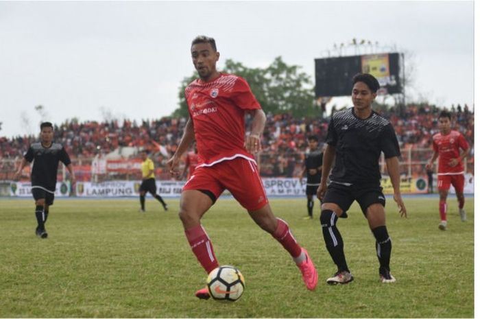 Aksi pemain anyar Persija Jakarta, Bruno Oliveira de Matos alias Bruno Matos pada laga amal babak pertama kontra Lampung All Star, di Stadion Way Halim, Lampung, Minggu (13/1/2019).