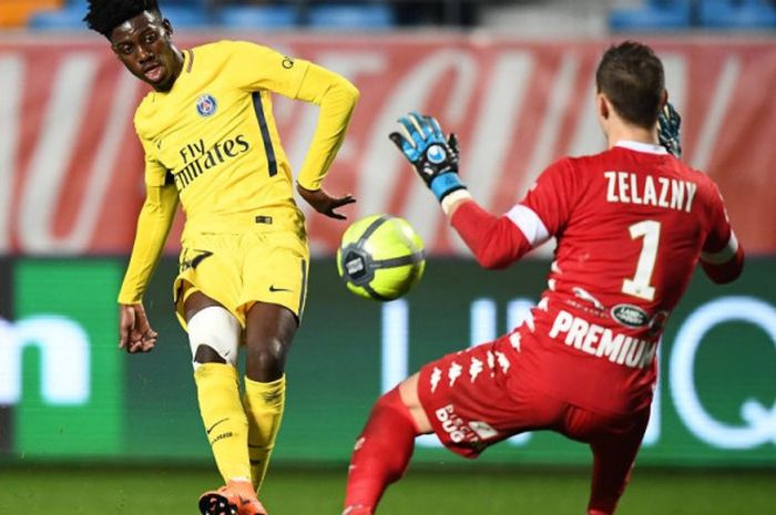 Timothy Weah melakoni debut bersama PSG pada pertandingan Liga Prancis di kandang Troyes, Sabtu (3/3/2018). 